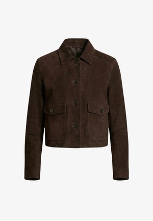 Mørkebrun ruskindsjakke med spids krave, knaplukning foran, lange ærmer og to forlommer med klapper og knapper.