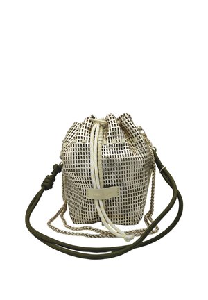 Sac seau à cordon avec un motif à carreaux doré et argenté, des cordons blancs, des bretelles vertes réglables et une étiquette de marque dorée à l’avant.