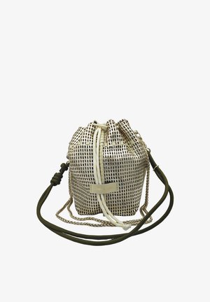 Sac seau à cordon avec un motif à carreaux doré et argenté, des cordons blancs, des bretelles vertes réglables et une étiquette de marque dorée à l’avant.