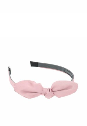 Diadema de tela rosa con un detalle de lazo en la parte delantera. La diadema tiene una base flexible negra con un forro interior texturizado para mayor agarre.