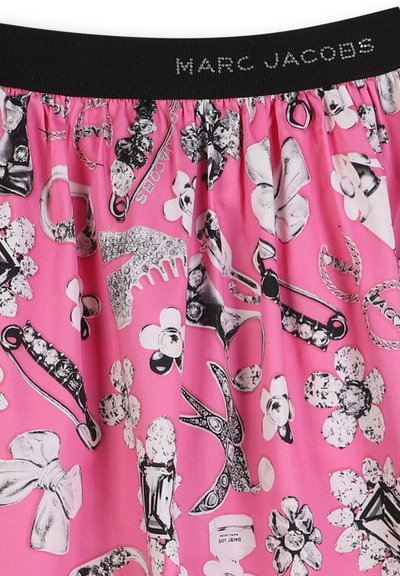 Jupe rose ornée d'un motif d'illustrations florales et d'accessoires en noir et blanc. Taille élastique avec "MARC JACOBS" en strass.