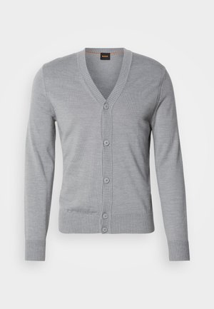 Ανοιχτό γκρι cardigan με V-neck, εμπρόσθιο κλείσιμο με κουμπιά, ριμπ μανσέτες και στρίφωμα. Μαλακό ύφασμα με λεία υφή, κατάλληλο για στρώσεις.