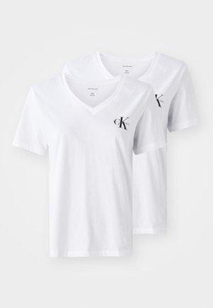 Due t-shirt bianche in cotone a manica corta con scollo a V, dotate di un piccolo logo nero 'Calvin Klein' sulla parte sinistra del petto.