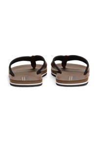 Flip-flops maro cu bretele negre, talpă din cauciuc cu linii de accent alb, și un suport pentru picior texturat pentru aderență.