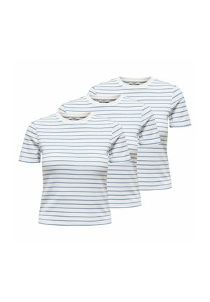 Tre magliette bianche a maniche corte con sottili strisce orizzontali blu, disposte in modo sfalsato e sovrapposto su uno sfondo bianco.