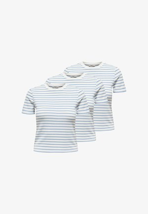 Drie witte T-shirts met korte mouwen en dunne blauwe horizontale strepen, in een verspringende overlappende lay-out gerangschikt op een witte achtergrond.