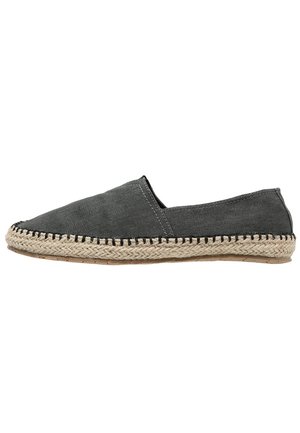Espadrille en toile gris foncé avec semelle en jute tressée et détail de couture noire le long du bord, chaussure plate à enfiler.