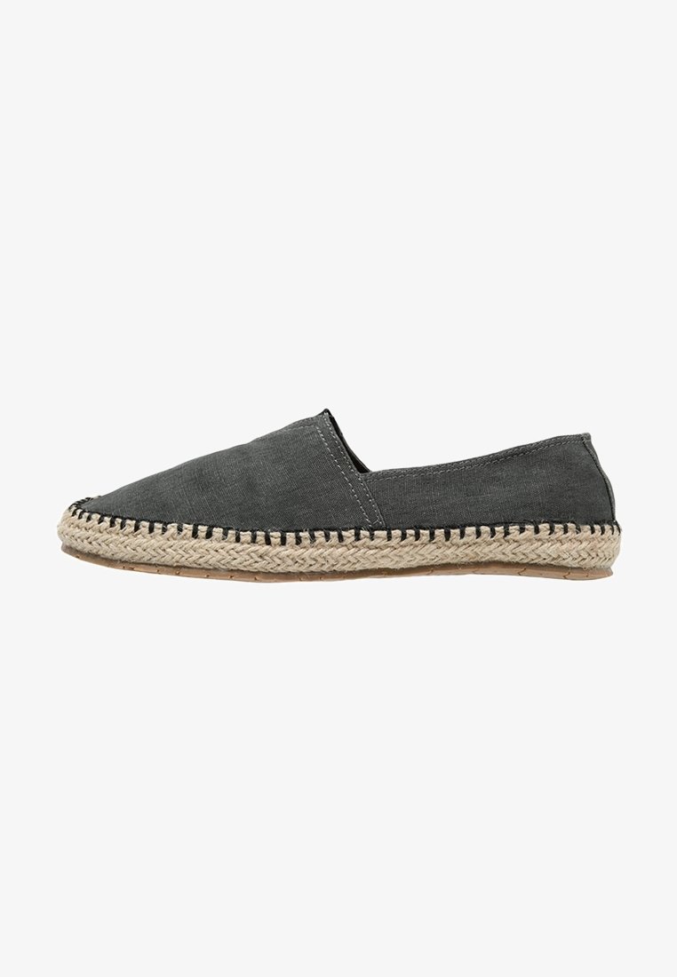 Espadrille en toile gris foncé avec semelle en jute tressée et détail de couture noire le long du bord, chaussure plate à enfiler.