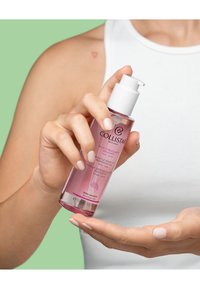 Collistar Olie voor Zachte Make-up Verwijdering in een transparante roze fles met een witte pomp. Etiket bevat tekst in drie talen, 150ml.