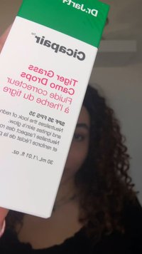 Cicaplast Hydra-B5 kremtube i en hvit og grønn eske viser produktnavnet i fet svart og rosa skrift, med bruksanvisning under.