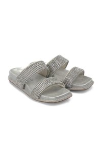 Sandali in argento con due ampie cinghie dettagliate con strass, una soletta liscia e lucida, e una suola texture per una maggiore aderenza.
