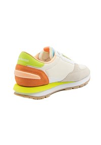 Sneaker mit einem Obermaterial aus weißem Leder und Wildleder, mehrfarbigen Akzenten in Orange, Grün und Gelb, dicker Zwischensohle und strukturierten Details.