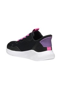 Sort sneaker med en overdel i mesh og syntetisk materiale. Har rosa snørebånd og accenter, lilla hælkappe og en tekstureret hvid gummisål.
