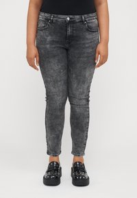 ONLY Carmakoma CARRUSH MID WAIST  - Uske traperice - grey denim