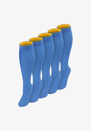 Fünf Paar blaue knielange Socken mit gelber Innenfütterung, aufrecht in einer Reihe auf weißem Hintergrund angeordnet.