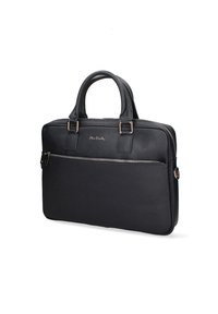 Zwarte leren laptoptas met dubbele handgrepen, een voorzak met rits en een subtiel reliëflogo. Gladde textuur en rechthoekige vorm.