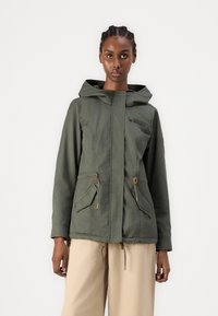 Veste imperméable verte avec capuche, deux poches avant, taille à cordon de serrage, et poche poitrine zippée. Tissu lisse avec une coupe classique.