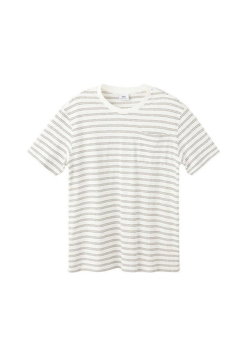 Camiseta blanca de manga corta con finas rayas negras horizontales y un pequeño bolsillo en el pecho sobre un fondo liso.