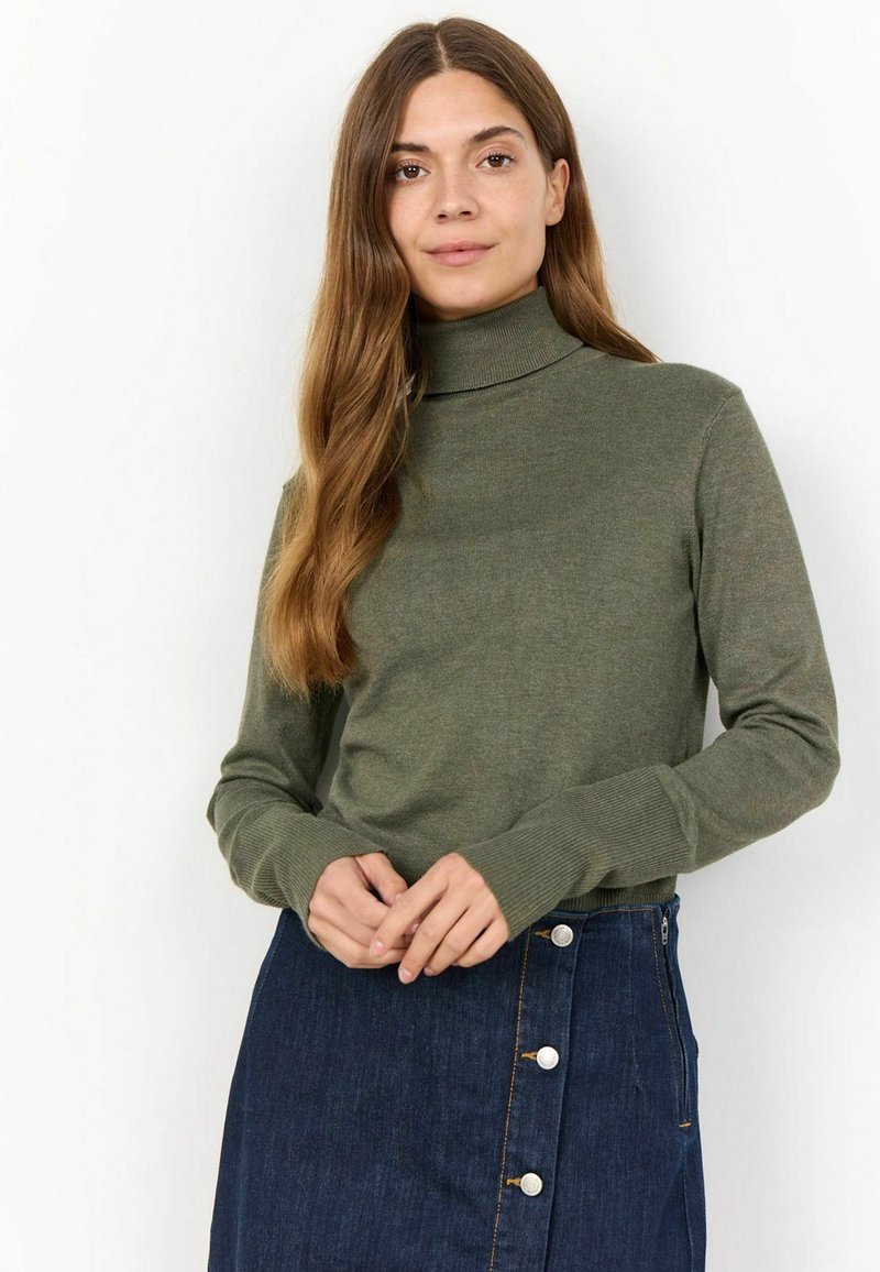 Pulover verde măsliniu cu guler înalt, cu mâneci lungi ajustate și mansete cu nervuri, asortat cu o fustă din denim închis, cu detalii cu butoane.