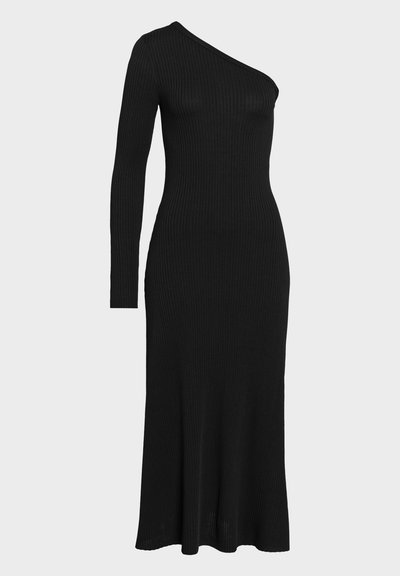 Robe noire à manches longues côtelée avec un décolleté asymétrique et une silhouette ajustée, s'étendant jusqu'à un ourlet évasé. Texture douce et matériau extensible.