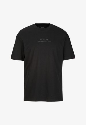 Schwarzes Baumwoll-T-Shirt mit kurzen Ärmeln, das mittig den Text "REPLAY" und "LEAVE'EM IN THE DUST" in einem dezenten Druck zeigt. Rundhalsausschnitt.