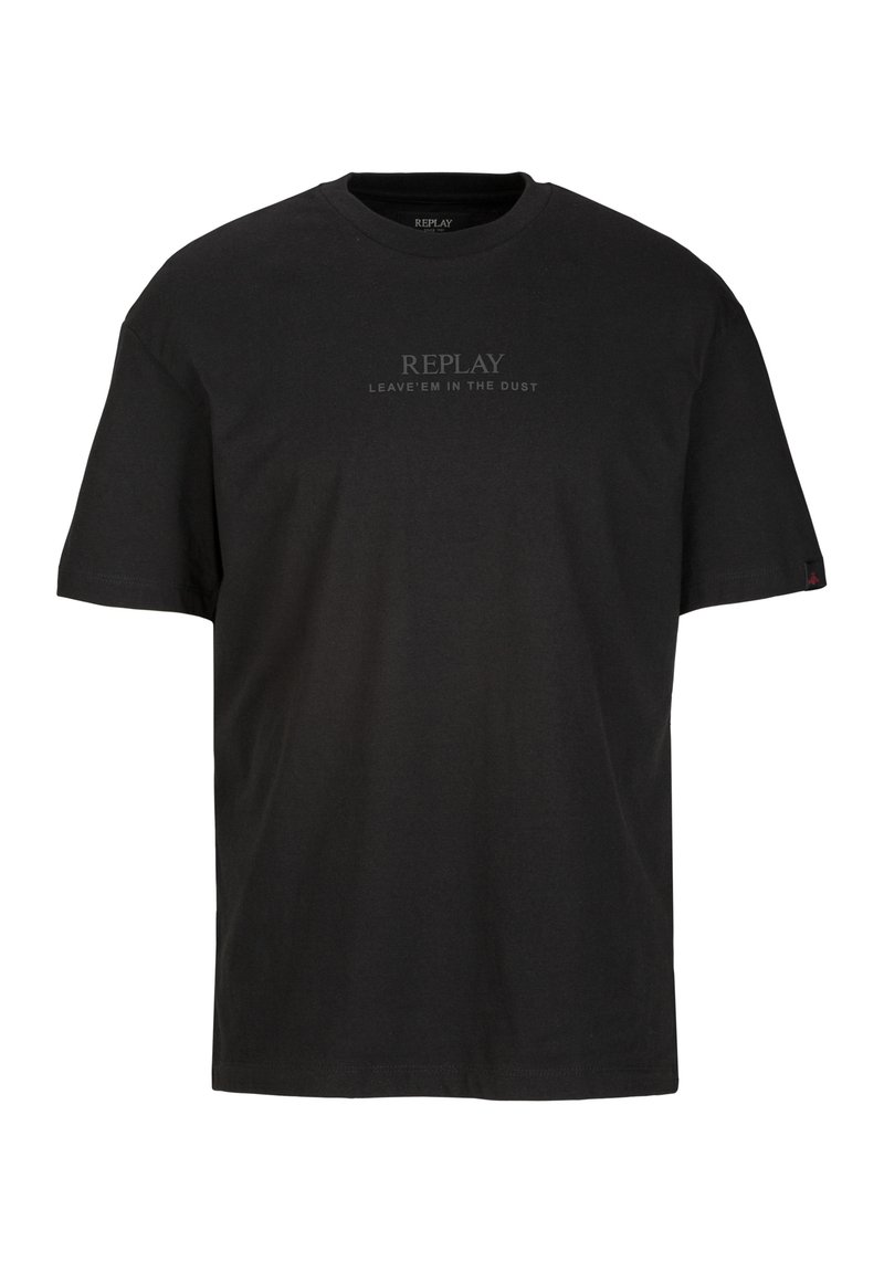 T-shirt nera in cotone con maniche corte, caratterizzata da un testo centrato "REPLAY" e "LEAVE'EM IN THE DUST" in una stampa sottile. Collo rotondo.
