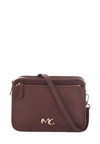 Borsa a tracolla in pelle marrone con chiusura a zip, design slim e hardware dorato. Presenta un logo brandizzato sul davanti.