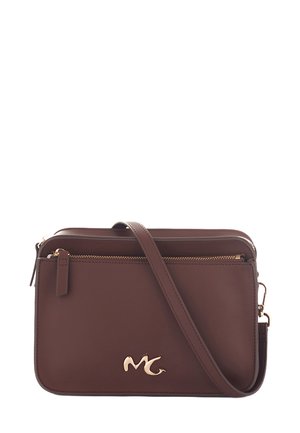 Sac bandoulière en cuir marron avec fermeture à glissière, au design mince et garnitures en métal doré. Présente un logo de la marque à l'avant.