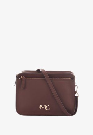 Borsa a tracolla in pelle marrone con chiusura a zip, design slim e hardware dorato. Presenta un logo brandizzato sul davanti.