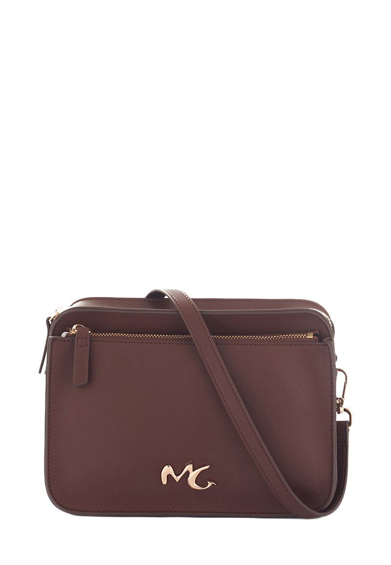 Borsa a tracolla in pelle marrone con chiusura a zip, design slim e hardware dorato. Presenta un logo brandizzato sul davanti.