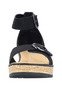 Zwarte sandaal met een brede band en enkelsteun, voorzien van een zilveren gesp. Geperforeerde voetbed met een kurken middenzool en rubberen buitenzool.