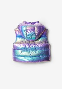 Chaleco acolchado iridiscente con capucha. El degradado de color incluye tonos púrpura, azul y verde con una textura brillante.