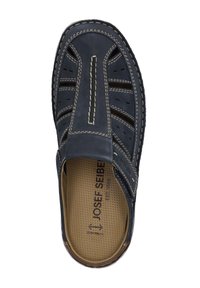 Sandal in pelle blu con design aperto, cuciture beige a contrasto, perforazioni per ventilazione e dettaglio della soletta texturizzata.