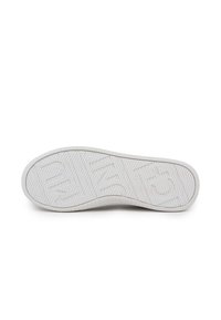 Suola di scarpa in gomma bianca con un motivo a zigzag, bordi arrotondati e superficie texturizzata per una migliore aderenza e durata.