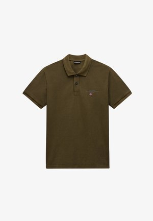 Olive zelena polo majica s kratkimi rokavi, dvema gumboma in majhnim logotipom z napisom in zastavo na levi prsni strani.