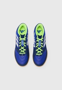 Zapatos deportivos azules con parte superior sintética, detalles en verde y rayas blancas. Cuentan con una plantilla acolchada y suela de goma.