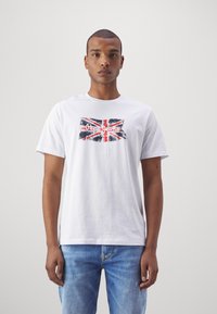 Witte katoenen t-shirt met een grafisch ontwerp van de Union Jack en het 'Pepe Jeans' logo in rood en blauw. Korte mouwen en een ronde hals.