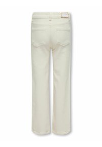 Vita denimbyxor med utsvängd nederdel och hög midja, två bakfickor och en logotypetikett vid midjan. Slät textur, rena linjer.