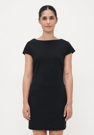 Robe noire à manches courtes avec un décolleté bateau, silhouette ajustée et texture lisse. Remarquable par sa simplicité et son design élégant.