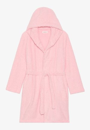Ružový kúpeľný plášť s kapucňou vyrobený z mäkkej, nadýchanej tkaniny. Má viazací opasok, dlhé rukávy a plášťový golier pre útulný dizajn.