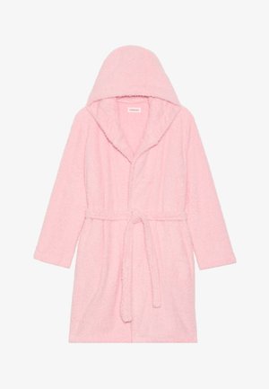 Ružový kúpeľný plášť s kapucňou vyrobený z mäkkej, nadýchanej tkaniny. Má viazací opasok, dlhé rukávy a plášťový golier pre útulný dizajn.