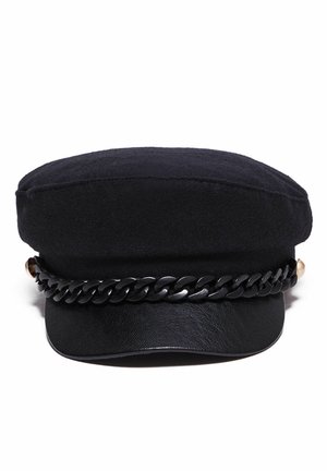 Schwarze Schirmmütze mit flachem Oberteil und lederähnlichem Schirm, verziert mit einer schwarzen Kunststoffkette und goldfarbenen Knöpfen auf jeder Seite.