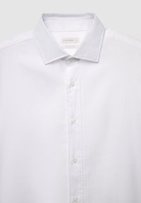 Camicia bianca button-up con vestibilità regolare. Presenta un colletto classico, sette bottoni tondi e un tessuto leggero e morbido.