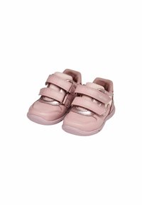 Scarpe per bambini in pelle rosa con due cinturini in velcro, punta rotonda, colletto imbottito e suole in gomma. Presentano dettagli metallici lucidi.