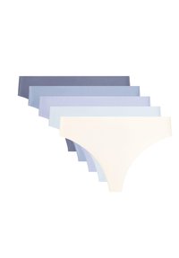 Vijf naadloze damesthongs in tinten variërend van crème tot donkerblauw, gerangschikt in een uitwaaierende stapel op een witte achtergrond.