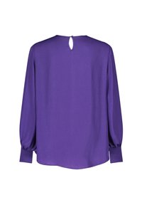 Blouse violette à manches longues avec poignets froncés et une petite ouverture en forme de goutte d'eau fermée par un bouton au niveau de l'encolure arrière.