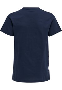 Mörkblå bomullströja med kort ärm, rund halsringning och subtil logotypdetalj på nedre högra sidan. Slät textur.