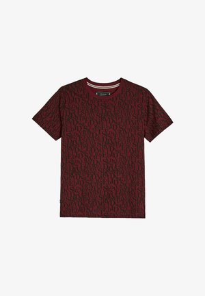 Burgundowa koszulka z czarnym wzorem tekstowym zawierającym różne czcionki. Krótkie rękawy i okrągły dekolt, wykonana z miękkiego materiału bawełnianego.