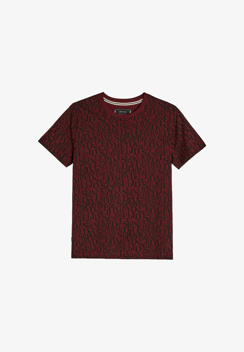 Burgundowa koszulka z czarnym wzorem tekstowym zawierającym różne czcionki. Krótkie rękawy i okrągły dekolt, wykonana z miękkiego materiału bawełnianego.