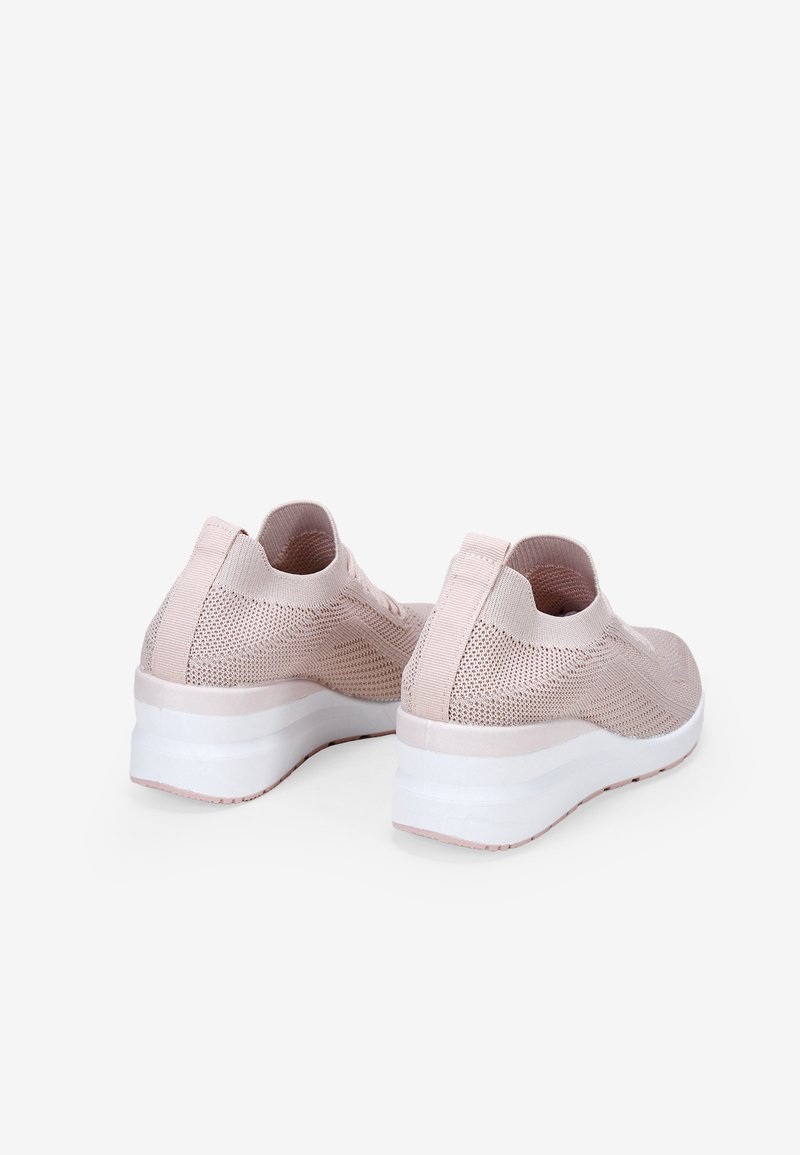 BOSANOVA Sneakers realizzate in materiale canvas con dettaglio di linee sottili a contrasto sulla suola. Chiusura con lacci. Scarpe da donna, Nero